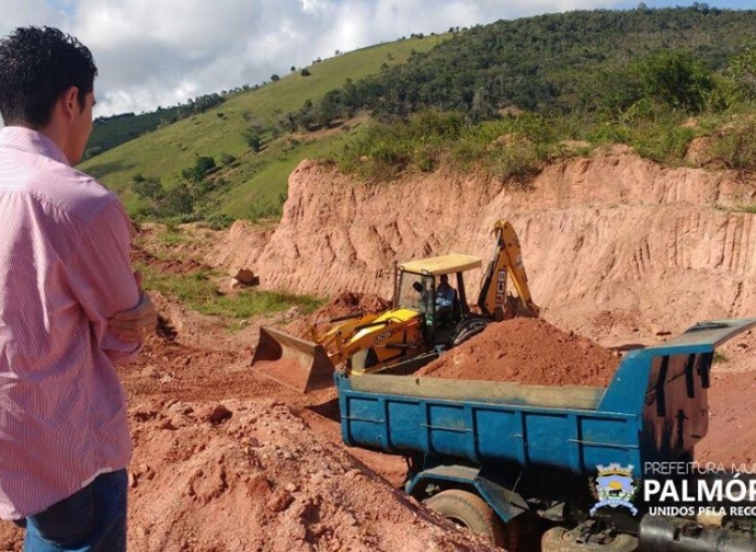 Secretaria de Obras recupera estradas vicinais do município